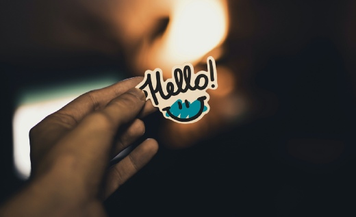 Hand hält Sticker